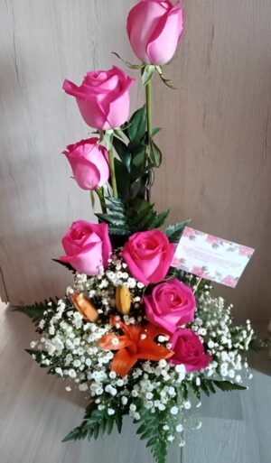 Arreglo floral en torre con rosas fucsia y lirio naranja en Bosa R04 - Floristería en Bosa Te Mando Flores.