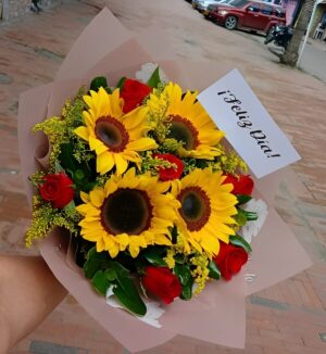 Bouquet de 4 girasoles y 6 rosas rojas en Bosa R08 - Floristería en Bosa Te Mando Flores.