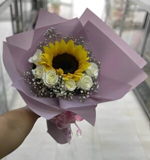 Ramo de Girasol, Rosas Blancas y Gypsofilla en Bosa R146 - Floristería en Bosa Te Mando Flores.