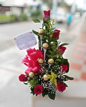 Arreglo de rosas rojas en escala con chocolates Ferrero Rocher en Bosa R15 - Floristería en Bosa Te Mando Flores.
