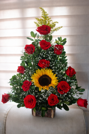 Arreglo floral de 12 rosas rojas y un girasol en Bosa R150 - Floristería en Bosa Te Mando Flores.