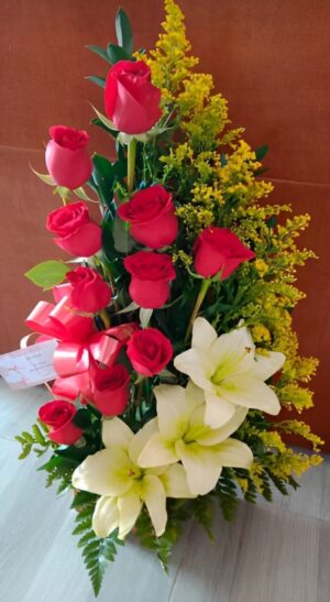 Arreglo de 10 rosas rojas y lirios blancos en Bosa R17 - Floristería en Bosa Te Mando Flores.