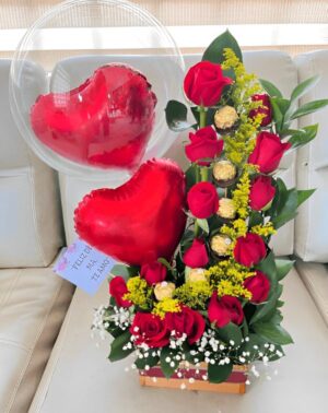 Arreglo de 18 rosas rojas, chocolates Ferrero y globos burbuja en Bosa R181 - Floristería en Bosa Te Mando Flores.