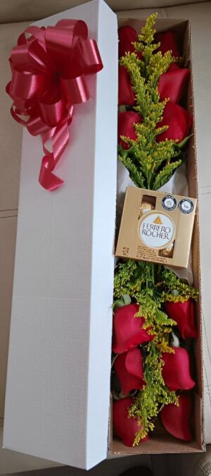 Caja de regalo con 12 rosas rojas y chocolates Ferrero Rocher en Bosa R30 - Floristería en Bosa Te Mando Flores.