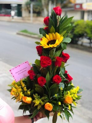 Arreglo floral en espiral con girasol y rosas rojas en Bosa R36 - Floristería en Bosa Te Mando Flores.
