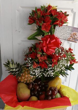 Arreglo de astromelias rojas y frutas frescas en Bosa R50 - Floristería en Bosa Te Mando Flores.