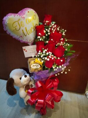Jarrón con 12 rosas rojas, peluche, chocolates y globo de helio en Bosa R53 - Floristería en Bosa Te Mando Flores.