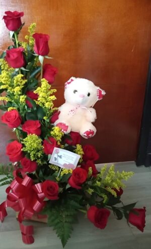 Arreglo de 18 rosas rojas con oso de peluche tierno en Bosa R63 - Floristería en Bosa Te Mando Flores.