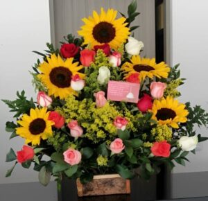 Arreglo floral piramidal con 5 girasoles y 20 rosas multicolores en Bosa R77 - Floristería en Bosa Te Mando Flores.